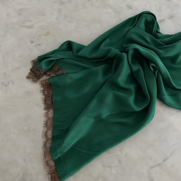 Emerald green dress made in Italy with two side slits and lace bottom - Picture 2 of 7